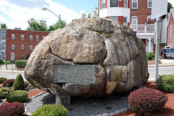 7ae7423bda3c557738_Rollstone_Boulder_-_Fitchburg,_Massachusetts_-_DSC08580